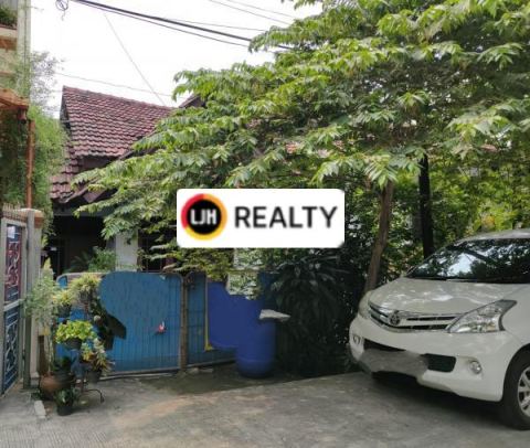 RUMAH TUA, HADAP TIMUR DI JALAN PUSPA GADING AREA KELAPA GADING JAKARTA UTARA