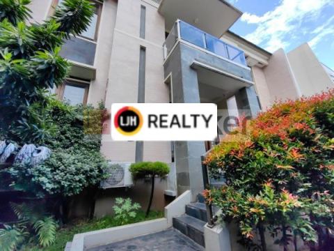 Rumah Dijual di Tanjung Duren, Jakarta Barat Bagus Furnished Row Jalan 4 Mobil