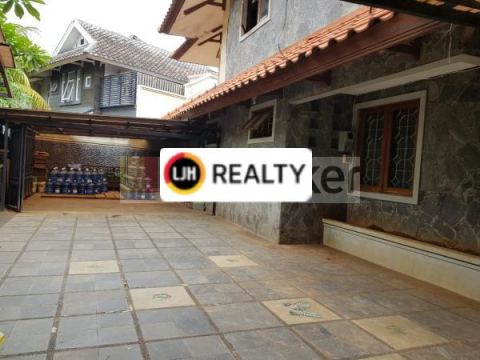 RUMAH DENGAN HALAMN LUAS YANG ASRI LOKASI DI DALAM KOMPLEK DI BSD