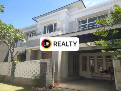 Disewakan rumah mewah di area Renon-Denpasar, lokasi strategis, sangat terawat, berada di area perumahan, dekat dengan fasilitas publik, akses jalan bagus.